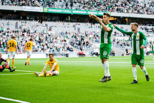 Hammarbys Alexander Kacaniklic jublar