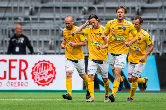 Falkenbergs Karl Söderström jublar med lagkamrater