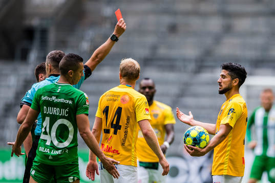 Falkenbergs Mahmut Özen får rött kort
