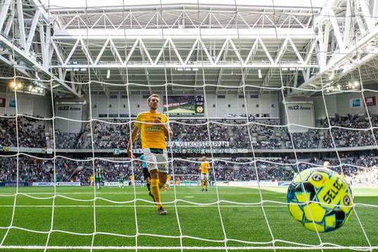 Falkenbergs Anton Wede ser bollen gå in
