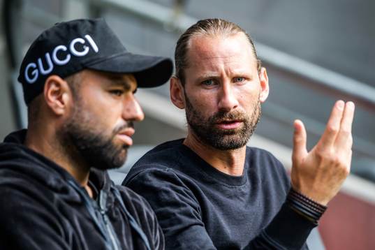 Hammarbys målvakt Johan Wiland i samtal med Imad Khalili