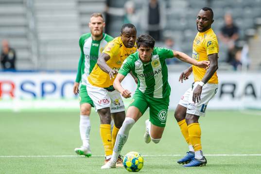 Hammarbys Jean Carlos de Brito och Falkenbergs Nsima Peter