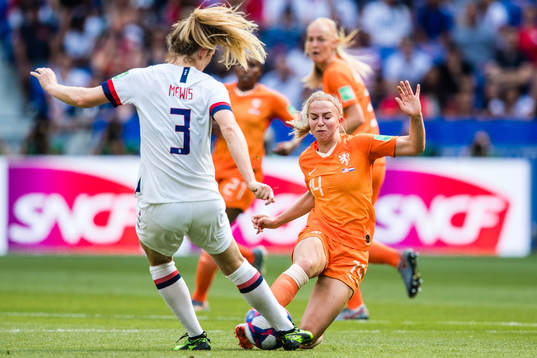 Jackie Noëlle Groenen of Netherlands and Samantha Mewis of