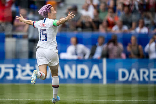 Megan Rapinoe of USA celebrates 1-0