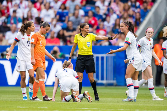 Players of USA in discussion with referee Stephanie Frappart