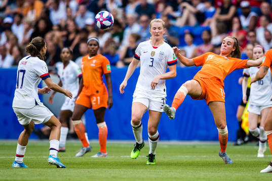 Samantha Mewis of USA and Jill Jamie Roord of Netherlands