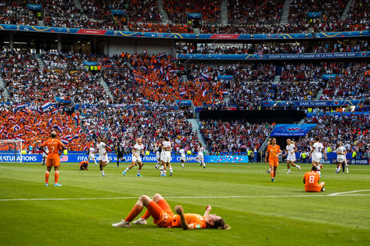 Players of USA celebrates and players of Netherlands looks
