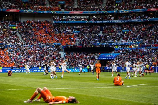Players of USA celebrates and players of Netherlands looks