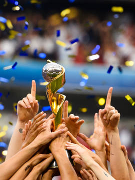 Players of USA celebrate with the trophy