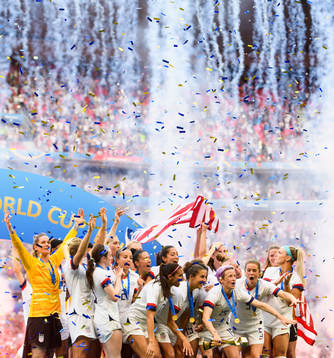 Players of USA celebrate with the trophy