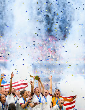 Megan Rapinoe of USA celebrate with the trophy