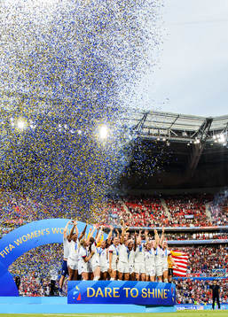 Players of USA celebrate with the trophy