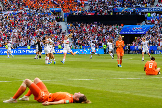 Players of USA celebrates and players of Netherlands looks