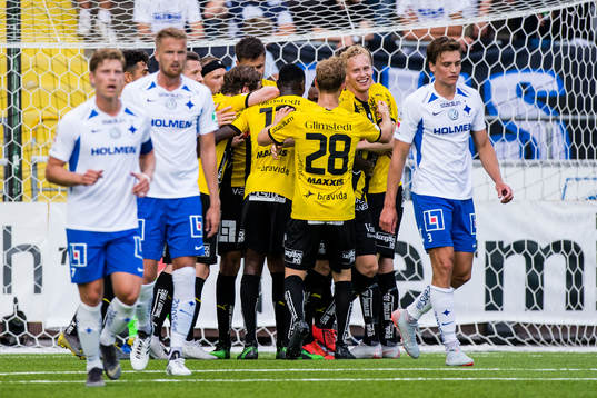 Häckens spelare jublar