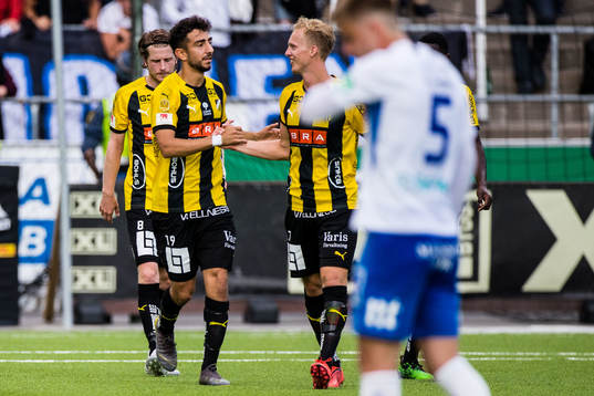Häckens Gustav Berggren jublar med lagkamrater samtidigt