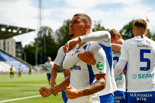 IFK Norrköpings Jordan Larsson jublar