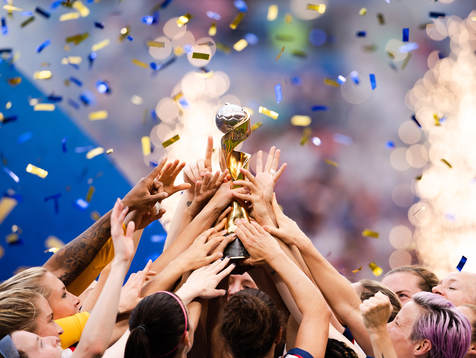 Players of USA celebrate with the trophy