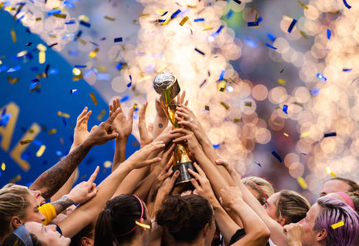 Players of USA celebrate with the trophy