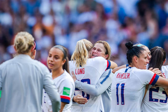 Alexandra Long and Jillian Ellis, head coach of USA