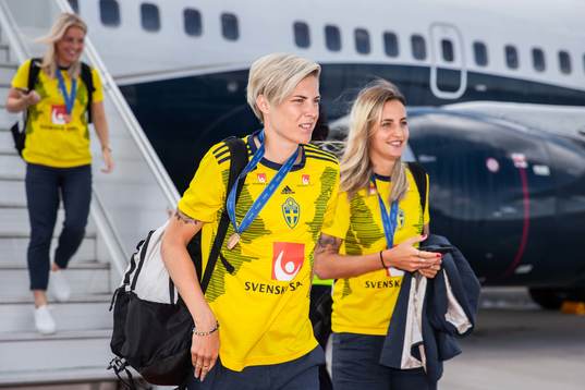 Lina Hurtig and Nathalie Björn arrive at Landvetter