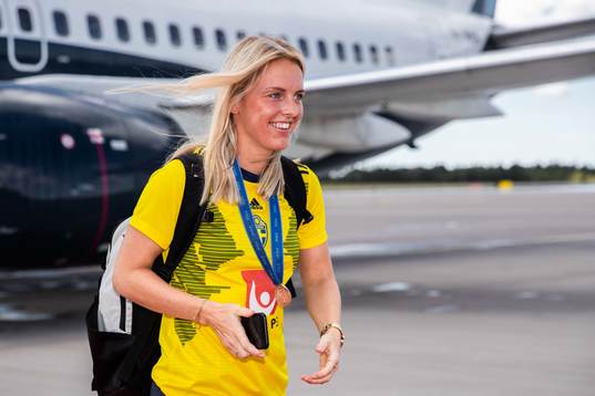 Mimmi Larsson arrives at Landvetter