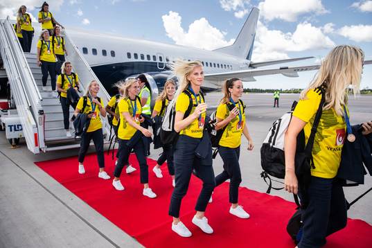 Sofia Jakobsson and Kosovare Asllani arrive at Landvetter