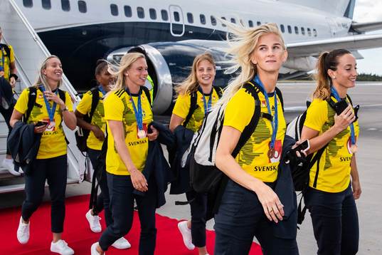 Sofia Jakobsson and Kosovare Asllani arrive at Landvetter