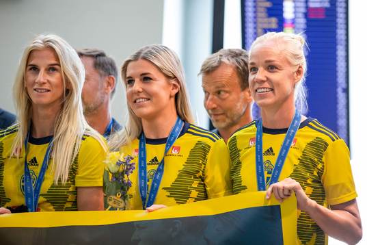 Sofia Jakobsson, Olivia Schough and Caroline Seger arrive