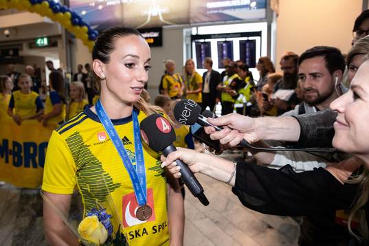 Kosovare Asllani speaks with media at Landvetter