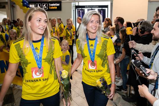 Magdalena Eriksson and Hanna Glas arrive at Landvetter