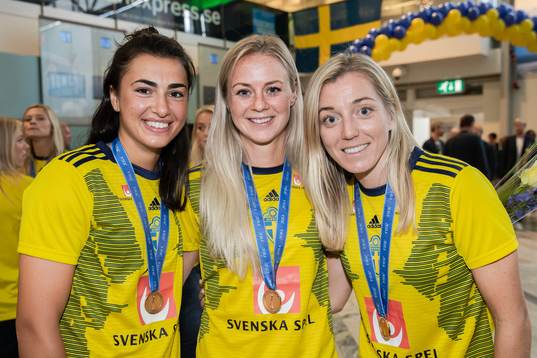 Goalkeeper Zecira Musovic, Amanda Ilestedt and Linda