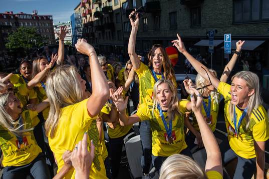 Kosovare Asllani and Olivia Schough
