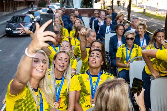 Stina Blackstenius, Amanda Ilestedt and goalkeeper Zecira