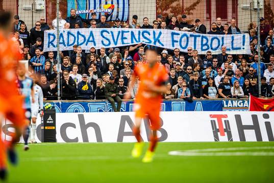 Djurgårdens supportrar med en banderoll