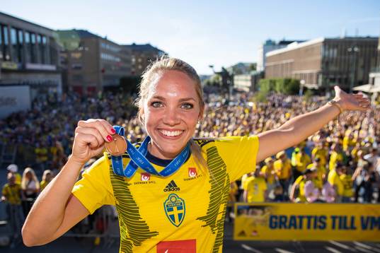 Elin Rubensson pose with her medal