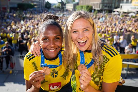 Madelen Janogy and Fridolina Rolfö pose with their medals
