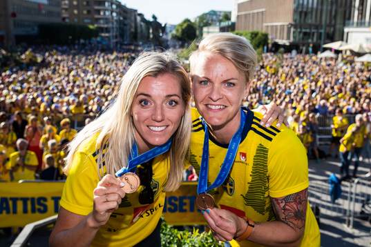 Linda Sembrant and Nilla Fischer pose with their medals