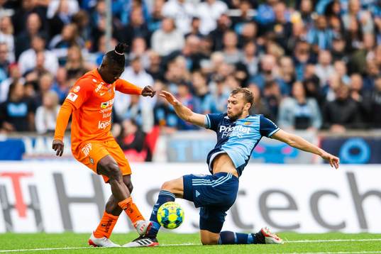 AFC Eskilstunas Nnamani och Djurgårdens Jesper Karlström