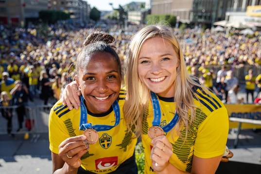Madelen Janogy and Fridolina Rolfö pose with their medals