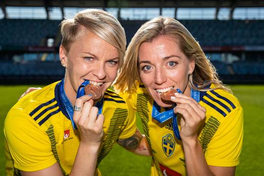 Nilla Fischer and Linda Sembrant pose with their medals