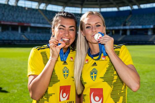 Goalkeeper Zecira Musovic and Amanda Ilestedt pose with