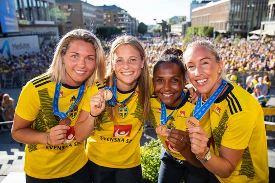 Goalkeeper Jennifer Falk, Anna Anvegård, Madelen Janogy