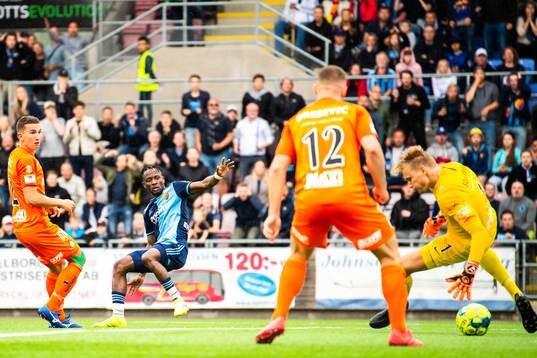 Djurgårdens Mohamed Buya Turay gör 1-1