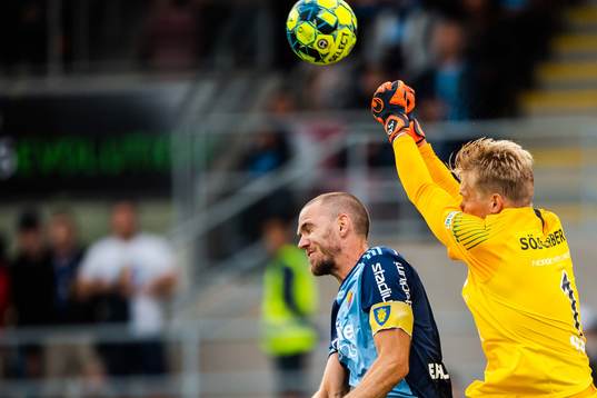 AFC Eskilstunas målvakt Ole Söderberg och Djurgårdens