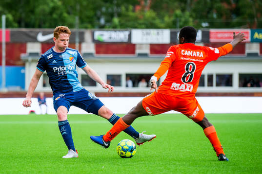 Djurgårdens Aslak Witry och AFC Eskilstunas Ousmane Camara