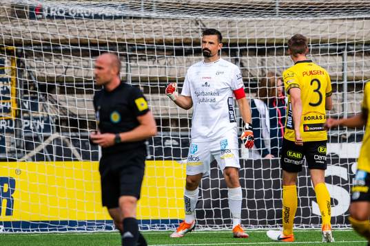 Elfsborgs målvakt Kevin Stuhr Ellegaard jublar