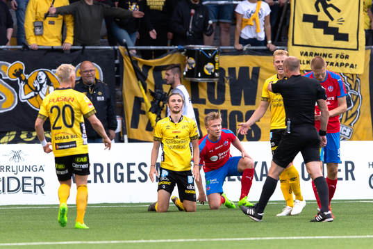 Elfsborgs Pawel Cibicki blir varnad av domare Patrik