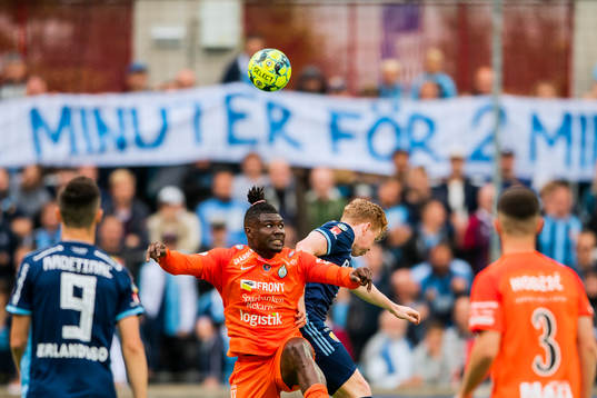 Djurgårdens Aslak Witry och AFC Eskilstunas Samuel Nnamani