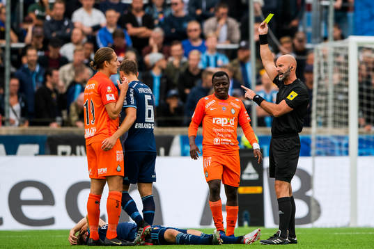 AFC Eskilstunas Felix Michel Melki får gult kort av domare
