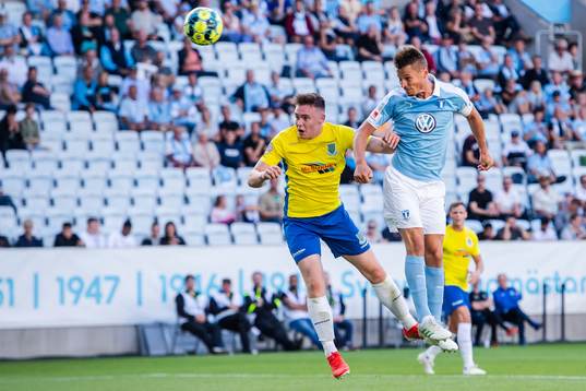 Markus Rosenberg of Malmö FF scores 1-0